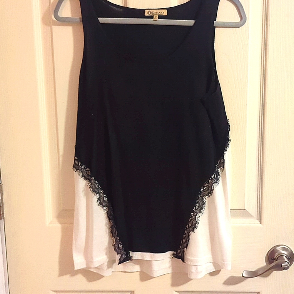 🏷️LAST CHANCE SALE $5 ITEM🏷️Democracy Black Lace and White Sleeveless Top